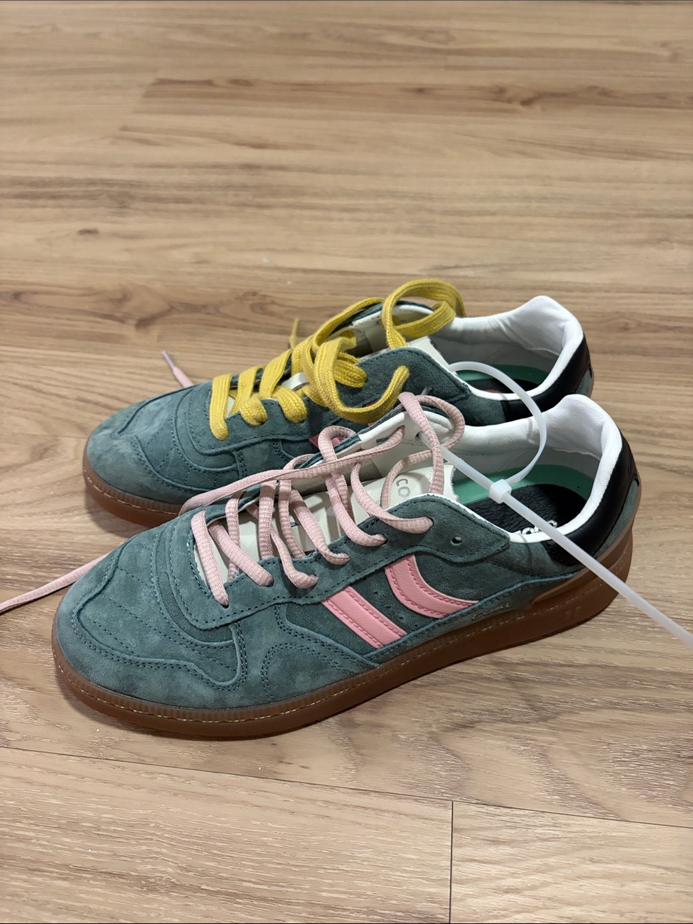 Coolway goal green forest nwot size 8 mixed color laces - Picture 2 of 5